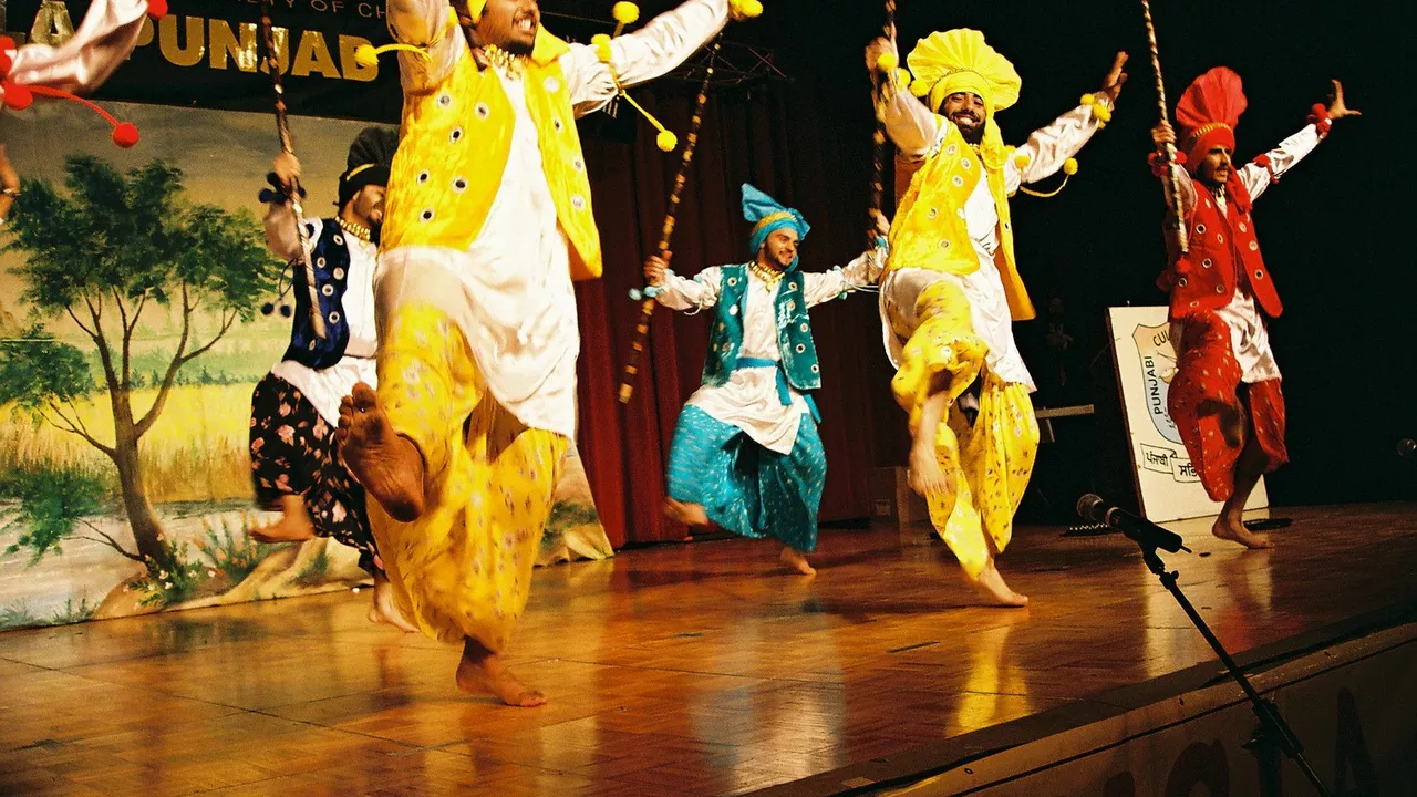 Which is the best Bhangra class in Delhi?